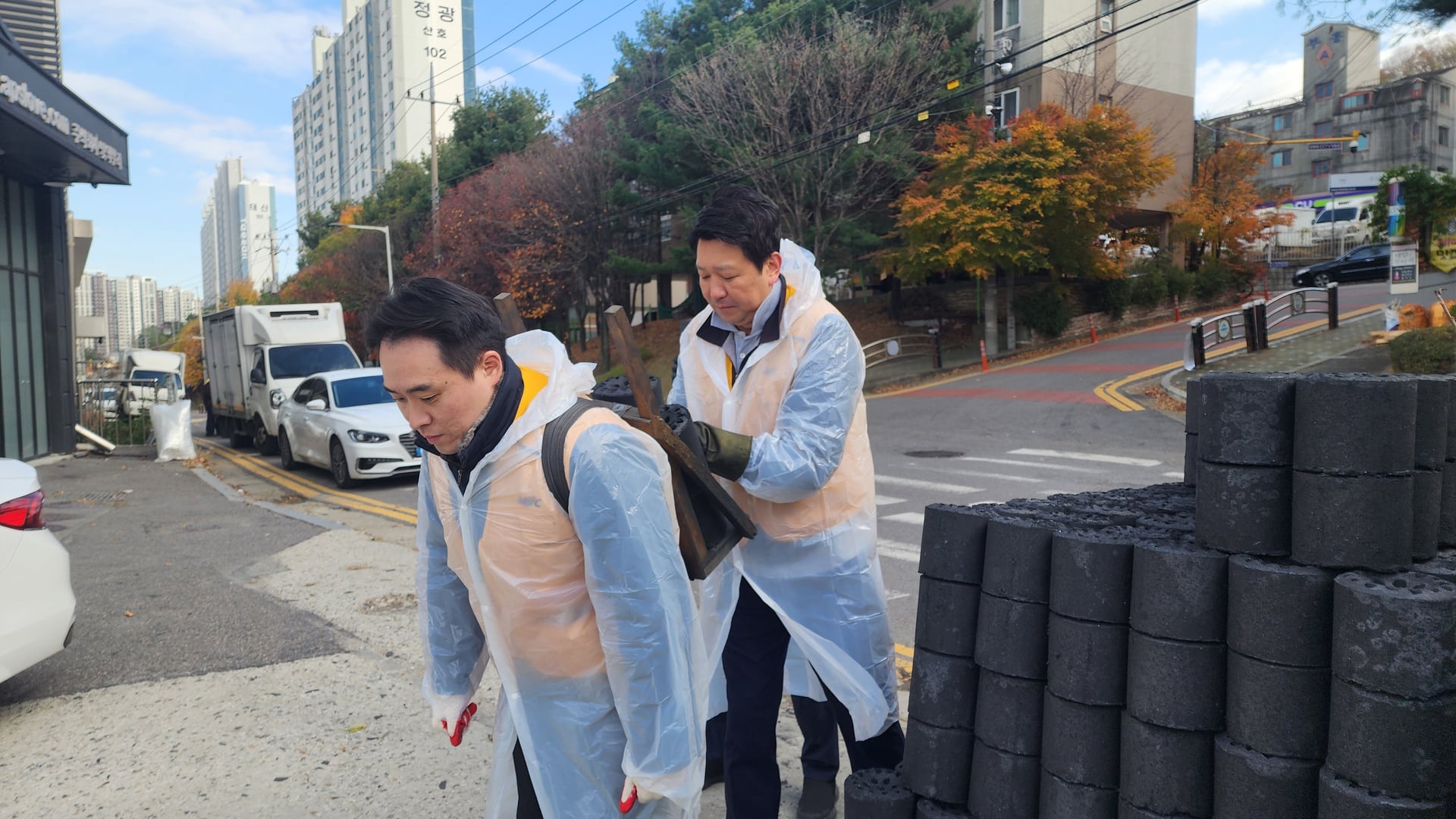 2025.11.18 주식회사 엠에스씨 임직원 연탄나르기 봉사활동 이미지 5