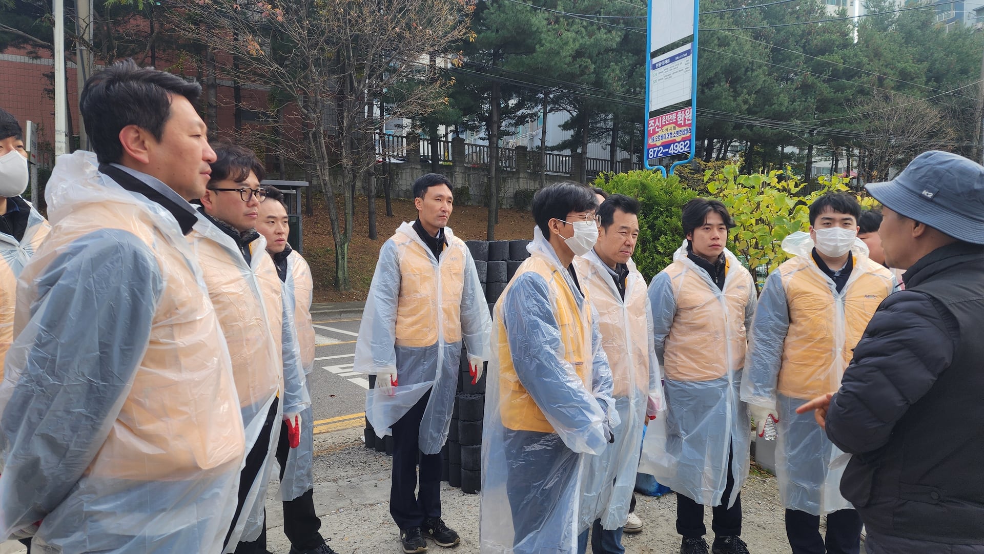 2025.11.18 주식회사 엠에스씨 임직원 연탄나르기 봉사활동 이미지 7